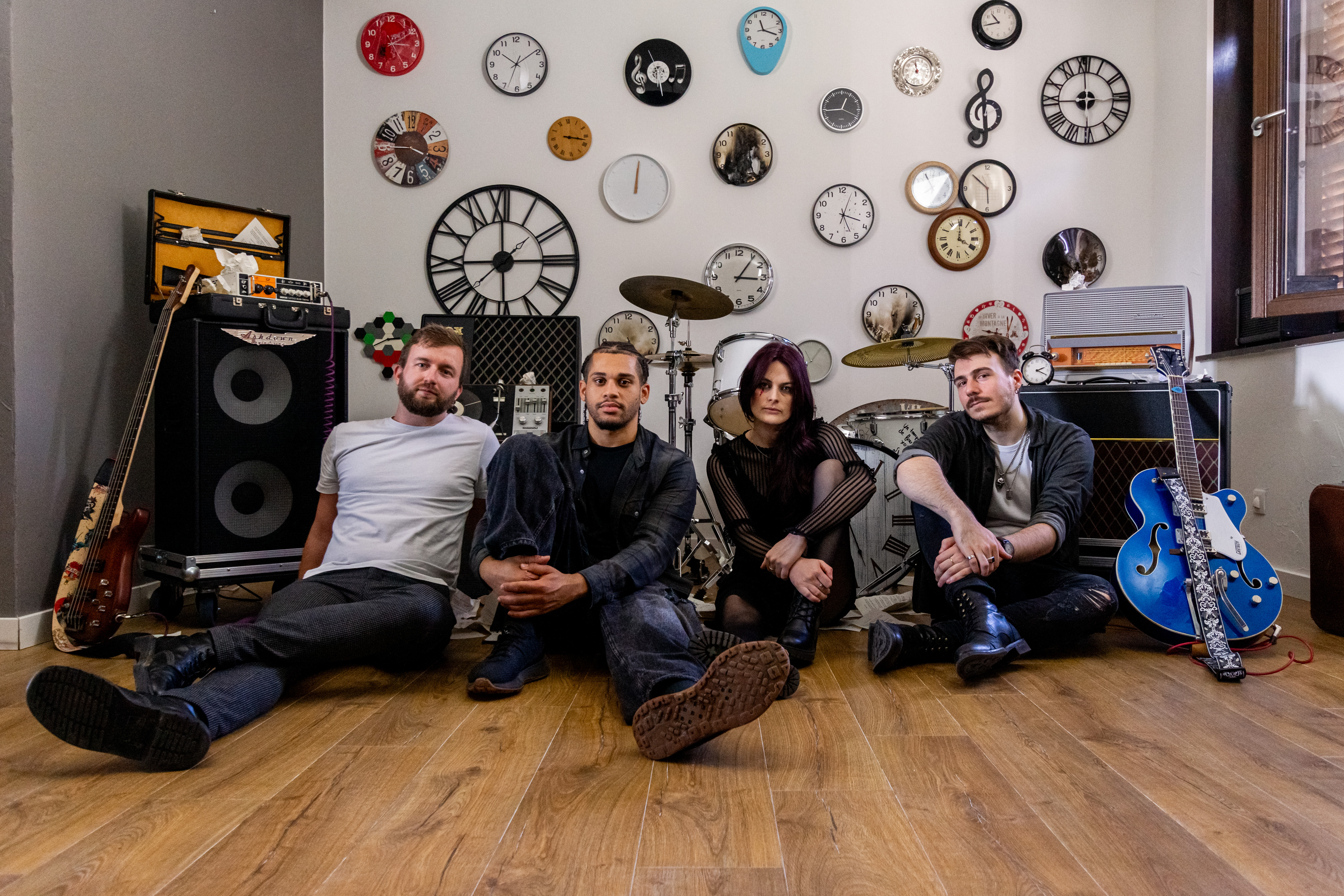 Photo de groupe devant le décors d'Emotionnal Machine